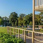 Family By The Βίλα