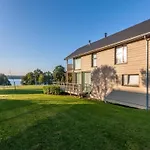 Family By The Βίλα Boussu-lez-Walcourt