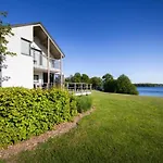 Family By The Βίλα *