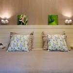 Family By The Βίλα *