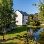 Family By The Βίλα *