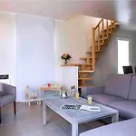 Family By The Βίλα