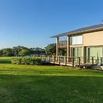 Family By The Βίλα